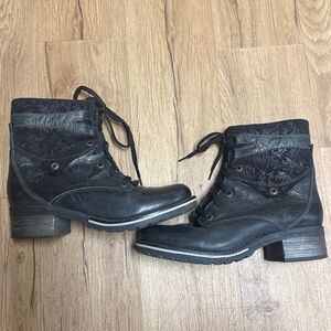 Dromedaris Leather and Suede Boots Size 39 Like New! Size 39